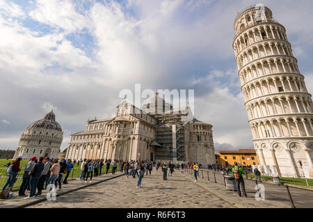Horizontale Blick auf den Platz der Wunder, einschließlich den Schiefen Turm, den Dom und das Bapistery in Pisa, Toskana. Stockfoto