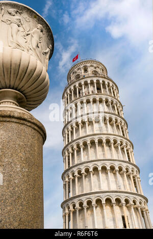 Vertikale Ansicht auf den Schiefen Turm von Pisa, Toskana. Stockfoto