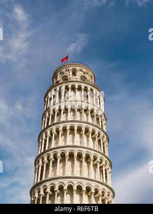 Vertikale Ansicht auf den Schiefen Turm von Pisa, Toskana. Stockfoto