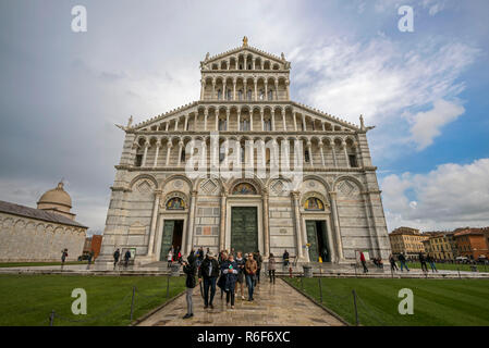 Horizontale Ansicht der Touristen zu Fuß rund um den Dom von Pisa in Pisa, Toskana. Stockfoto