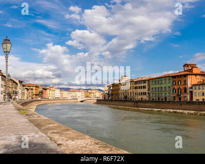 Horizontale Blick auf den Fluss Arno in Pisa, Toskana. Stockfoto