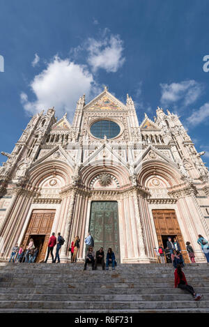 Vertikale Ansicht von Duomo di Siena in Siena, Italien. Stockfoto