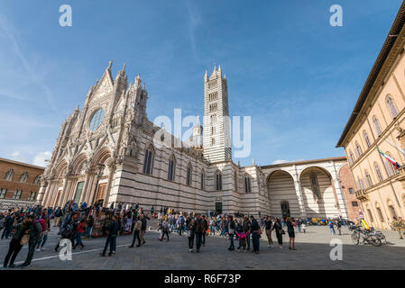 Horizontale Panoramaaussicht auf die Piazza del Duomo in Siena, Italien. Stockfoto