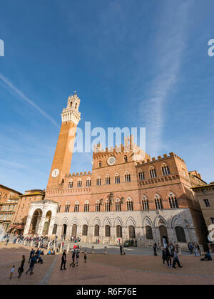 Vertikale Sicht auf die Piazza del Campo und dem Torre del Mangia in Siena, Italien. Stockfoto