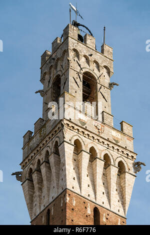 Vertikale in der Nähe des Torre del Mangia in Siena, Italien. Stockfoto