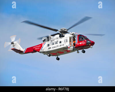 Horizontale Nahaufnahme von einem Hubschrauber der Küstenwache im Flug. Stockfoto