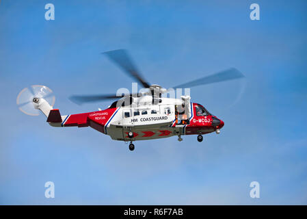 Horizontale Nahaufnahme von einem Hubschrauber der Küstenwache im Flug. Stockfoto