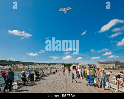 Horizontale Blick auf den Pier in Beaumaris auf Anglesey. Stockfoto