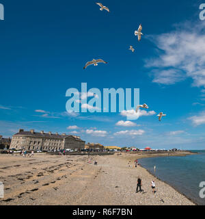 Blick auf den Platz am Strand von Beaumaris auf Anglesey. Stockfoto