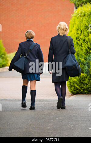 Vertikale Portrait von 2 Schwestern zu Fuß zur Schule. Stockfoto