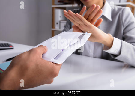 Unternehmer Verweigert bestechen durch Partner in Umschlag übergeben Stockfoto