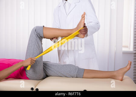 Weibliche Patienten mit der Multifunktionsleiste während Übung Stockfoto