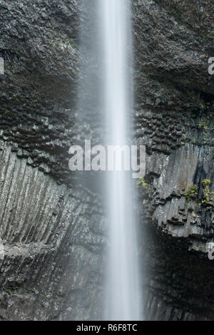 Multnomah Falls, 630 Fuß in der Höhe, Herbst, Multnomah County, USA, von Dominique Braud/Dembinsky Foto Assoc Stockfoto