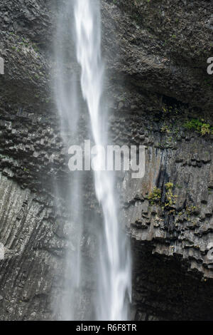 Multnomah Falls, 630 Fuß in der Höhe, Herbst, Multnomah County, USA, von Dominique Braud/Dembinsky Foto Assoc Stockfoto