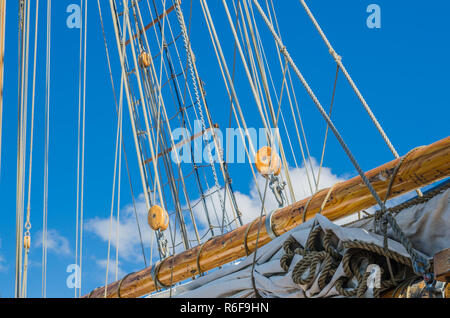 Gefaltete Segel und Mast auf einem alten Segelschiff Stockfoto