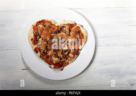 Pizza in Herzform Stockfoto