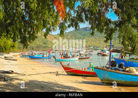 Bunte Fischerboote am Strand in Thailand. Stockfoto