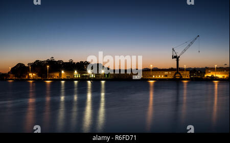 Kran am Dock in Sydney's Garden Insel Navel Base in der Morgendämmerung Stockfoto