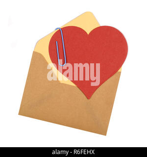 Braunen Umschlag mit rotem Herz aus Papier. Stockfoto
