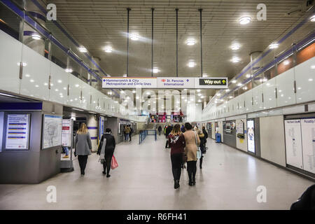 Menschen gesehen zu Fuß an der U-Bahnstation. King's Cross St. Pancras U-Bahn-Station in London ist die U-Bahnstation für die U-Bahn in London mit der Piccadilly Line (blau). Stockfoto