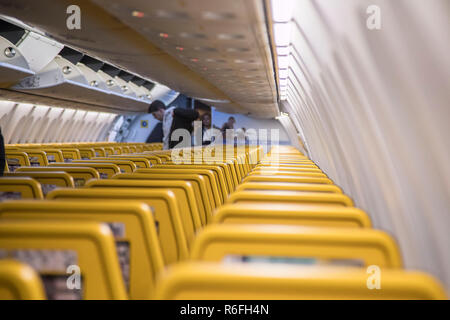 Die neue Boeing Sky Innenkabine von Ryanair. Das Flugzeug ist ein Boeing 737-800 speziell eine Boeing 737 Next Gen oder 737-8 ALS (WL) mit Registration EI-Fzl. Ryanair ist eine low cost carrier in Dublin, Irland. Stockfoto