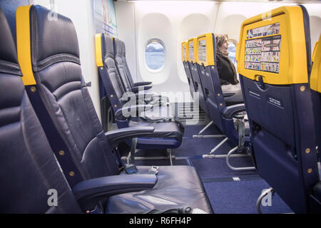 Die neue Boeing Sky Innenkabine von Ryanair. Das Flugzeug ist ein Boeing 737-800 speziell eine Boeing 737 Next Gen oder 737-8 ALS (WL) mit Registration EI-Fzl. Ryanair ist eine low cost carrier in Dublin, Irland. Stockfoto