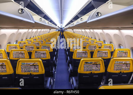 Die neue Boeing Sky Innenkabine von Ryanair. Das Flugzeug ist ein Boeing 737-800 speziell eine Boeing 737 Next Gen oder 737-8 ALS (WL) mit Registration EI-Fzl. Ryanair ist eine low cost carrier in Dublin, Irland. Stockfoto