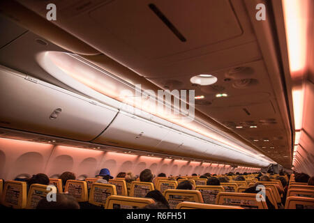 Die neue Boeing Sky Innenkabine von Ryanair. Das Flugzeug ist ein Boeing 737-800 speziell eine Boeing 737 Next Gen oder 737-8 ALS (WL) mit Registration EI-Fzl. Ryanair ist eine low cost carrier in Dublin, Irland. Stockfoto