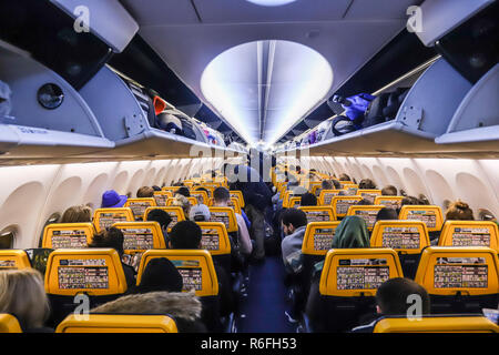 Die Passagiere der neuen Boeing Sky Innenkabine von Ryanair gesehen. Das Flugzeug ist ein Boeing 737-800 speziell eine Boeing 737 Next Gen oder 737-8 ALS (WL) mit Registration EI-Fzl. Ryanair ist eine low cost carrier in Dublin, Irland. Stockfoto