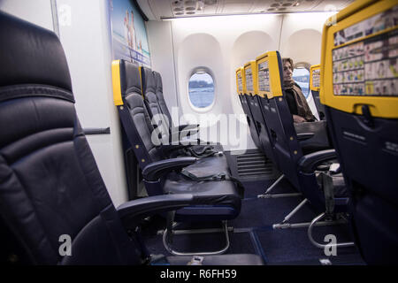 Die neue Boeing Sky Innenkabine von Ryanair. Das Flugzeug ist ein Boeing 737-800 speziell eine Boeing 737 Next Gen oder 737-8 ALS (WL) mit Registration EI-Fzl. Ryanair ist eine low cost carrier in Dublin, Irland. Stockfoto