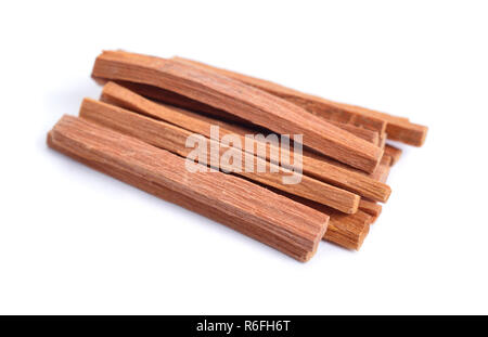 Chandan oder Sandelholz Sticks auf weißem Hintergrund. Stockfoto