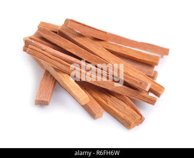 Chandan oder Sandelholz Sticks auf weißem Hintergrund. Stockfoto