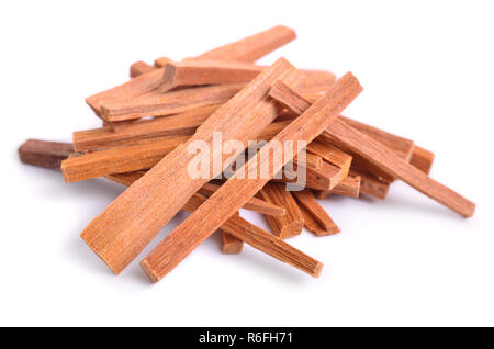 Chandan oder Sandelholz Sticks auf weißem Hintergrund. Stockfoto