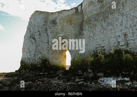 Eine atemberaubende Landschaft Blick auf eine Bucht am Kingsgate, Thanet, Kent, Großbritannien. Kingsgate Schloss kann durch den Bogen in die kreidefelsen gesehen werden. Stockfoto