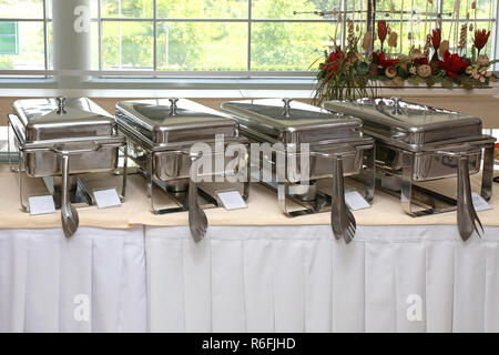 Frühstücksbuffet und Flaschenwärmer Stockfoto