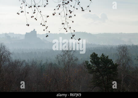 Die Ruinen der mittelalterlichen Burg Mirow in Polen Stockfoto