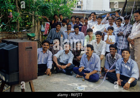 Inder, Indien Pakistan World Cup Cricket Match im Fernsehen in Bombay Mumbai Indien 1999 NOMR Stockfoto