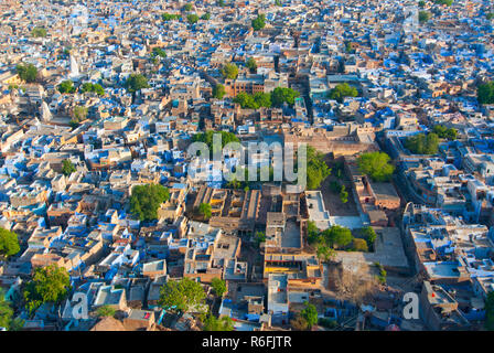 Blick vom Meherangarh Fort nach Jodhpur, der Blauen Stadt von Rajasthan, Indien Stockfoto