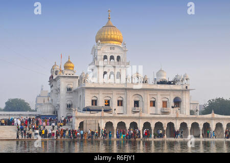 Sarovar Teich mit heiligem Wasser, Innen Gurudwara Bangla Sahib, der Prominenteste Sikh Haus der Anbetung in Delhi, Indien Stockfoto