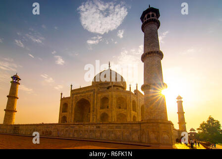 Das Taj Mahal mit der aufgehenden Sonne, Agra, Uttar Pradesh, Indien Stockfoto