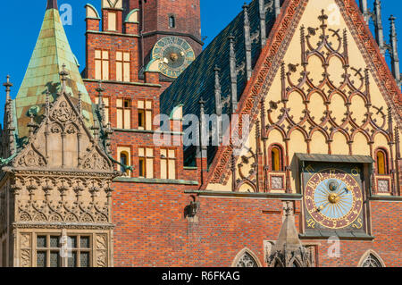 Astronomische Uhr Auf der östlichen Fassade des Rathauses, Breslau, Niederschlesien, Polen Stockfoto