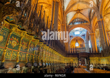 Bänke und Sitze im Chor, Innenansicht der Kathedrale von Santa Eulalia, auch genannt "La Seu" oder einfach die Kathedrale von Barcelona In Barcelona, Spanien Stockfoto