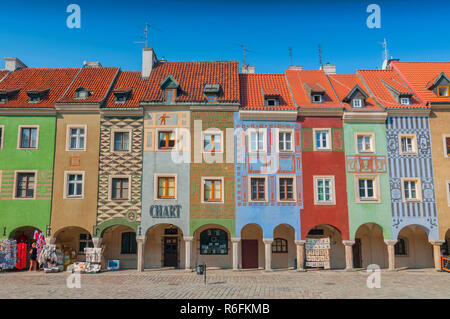 Reihe von bunten Fassaden der Häuser am Alten Markt in Poznan, Polen Stockfoto