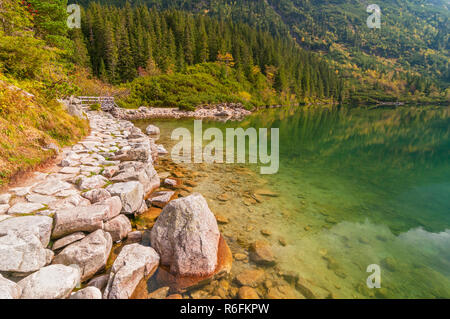 Bunte Wasser des Morskie Oko See, Tatra, Polen Stockfoto