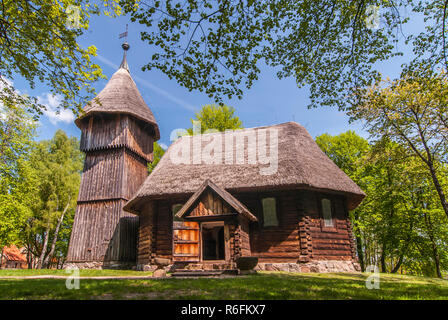 Alte hölzerne Evangelische Kirche mit und hölzernen Glockenturm, sowohl aus der Masuren, ethnographische Park in Olsztynek, Polen Stockfoto