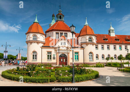 Historische Balneologie Gebäude und der alte Leuchtturm in Sopot, Polen Stockfoto