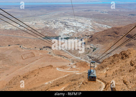 Seilbahn auf die Festung Masada am Rand der Wüste Juda, Israel Stockfoto