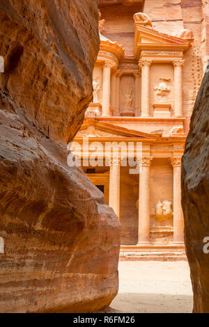 Die Fassade des Treasury (Al Khazneh) geschnitzt in den Red Rock, gesehen von der Siq, Petra, Jordanien Stockfoto