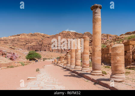 Spalten in der Römischen Strasse nach Qasr Al-Bint Tempel, der Archäologische Park in Petra, Jordanien Stockfoto