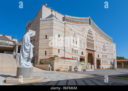 Statue der Jungfrau Maria auf dem Gelände der Basilika (Kirche) Der Verkündigung in Nazaret, Galiläa, Israel, Naher Osten Stockfoto